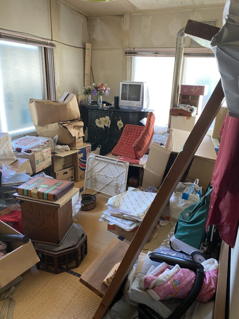 札幌の住宅で不用品や荷物が散乱した片付け前の和室｜ゴミ屋敷状態