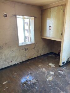 札幌でゴミ屋敷の片付け後の写真。ごみを撤去し、床や壁が見える状態に清掃された部屋