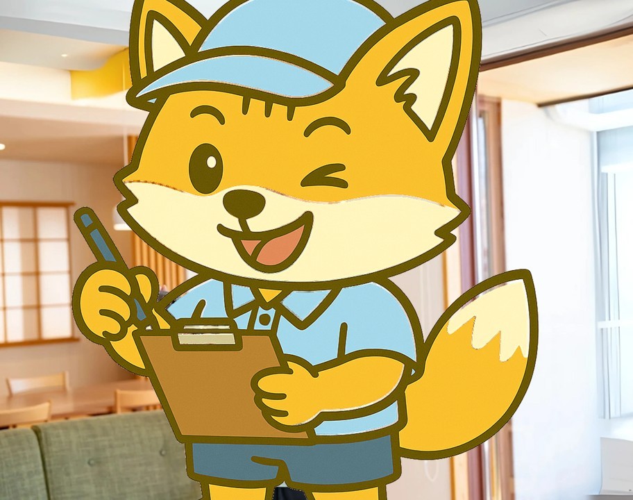 室内で不用品回収やゴミ屋敷片付けの見積りをするきつねくんキャラクター｜札幌で見積無料・明朗会計
