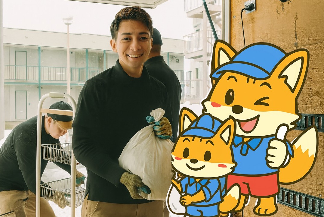 札幌で不用品回収作業を行うスタッフとキャラクターのきつねくん｜ゴミ屋敷片付けや一軒家丸ごとの清掃も即日対応
