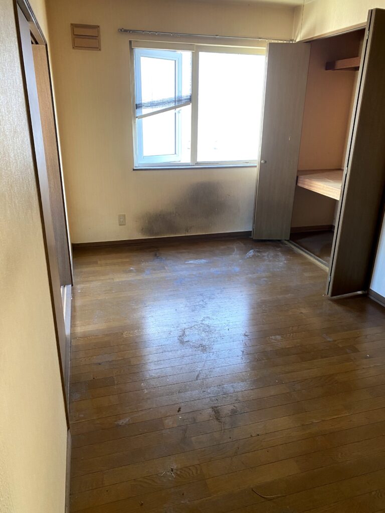 リフォーム前の部屋の状態。床の汚れや壁の黒ずみが残っているハウスクリーニング前の室内