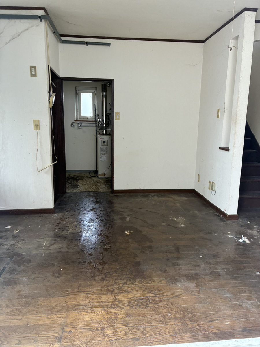 札幌市西区の戸建て居間、片付け後。不用品をすべて撤去し床まで清掃したアフター写真