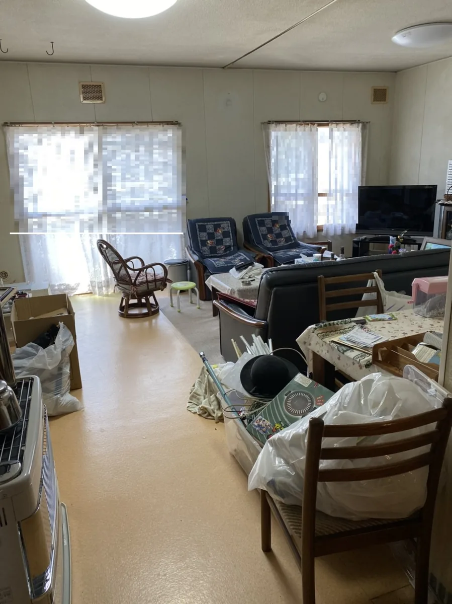 札幌市厚別区の遺品整理ビフォー - リビングにソファや家具が残された状態