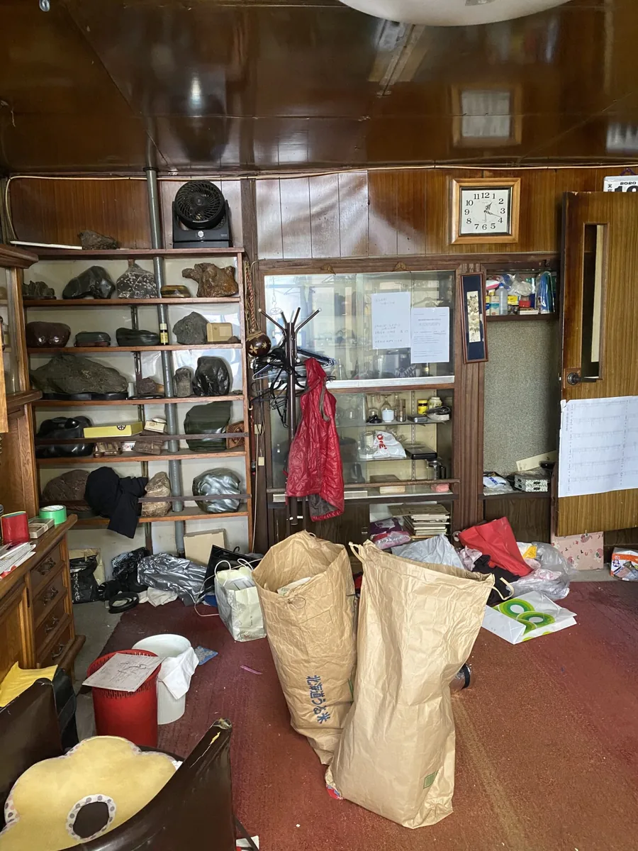 札幌市中央区の遺品整理ビフォー - 和室に遺品や食器棚が残された状態