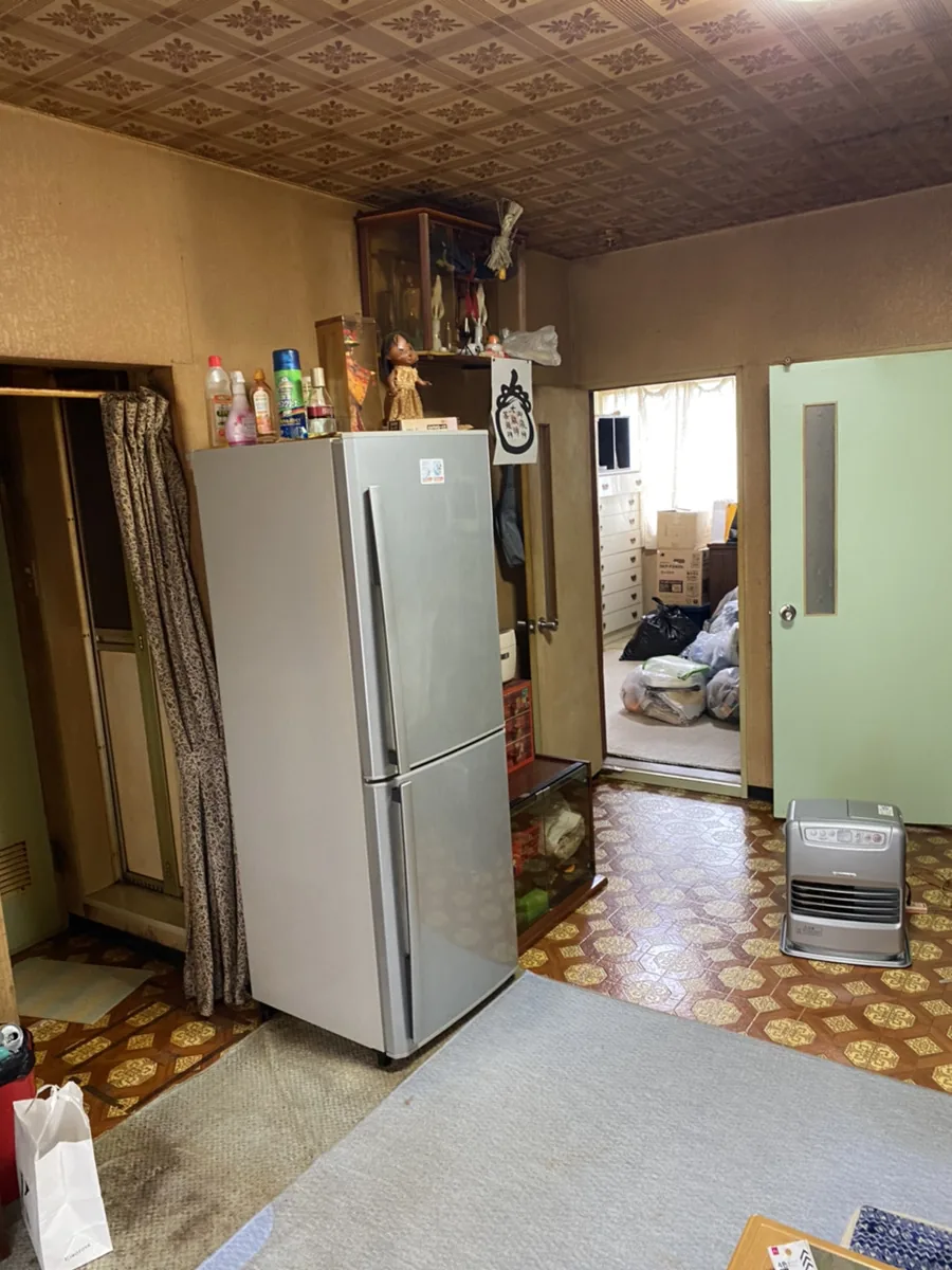 札幌市北区の遺品整理ビフォー - 洋室に家具や生活用品が残された状態