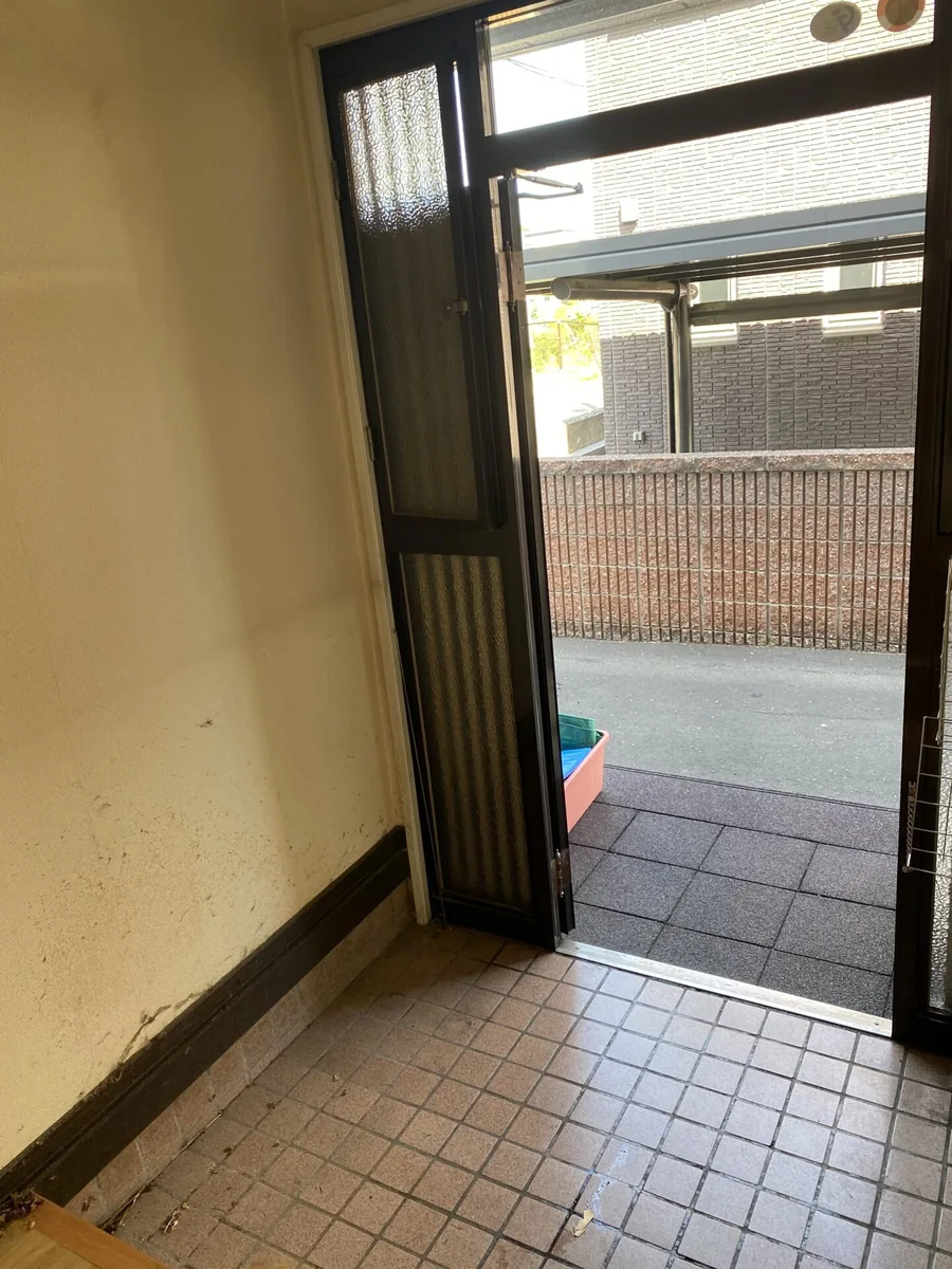 札幌市清田区の遺品整理アフター - 玄関の遺品を搬出し清掃完了
