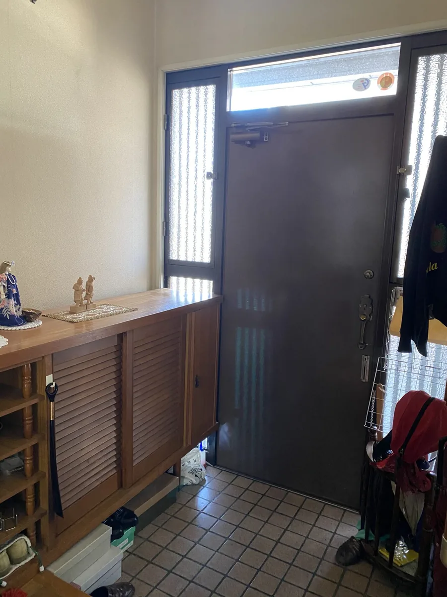 札幌市清田区の遺品整理ビフォー - 玄関に靴箱や生活用品が残された状態