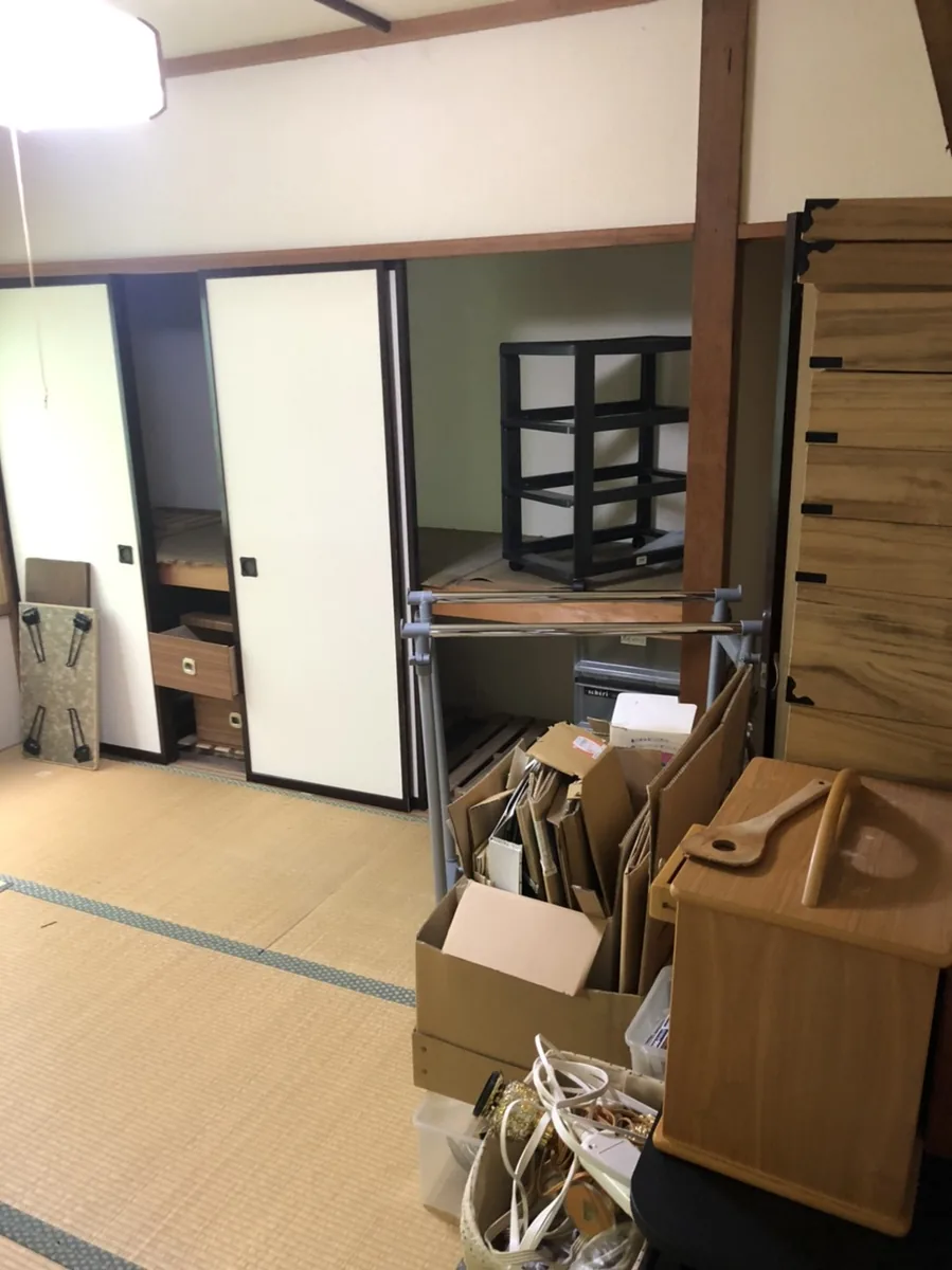 札幌市南区の遺品整理ビフォー - 和室にタンスや段ボールが残された状態