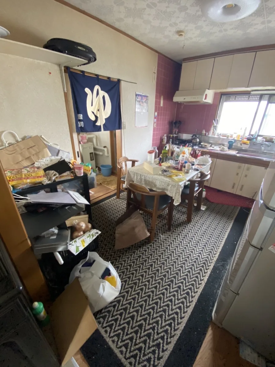 札幌市手稲区の遺品整理ビフォー - キッチンに食器や生活用品が散乱した状態