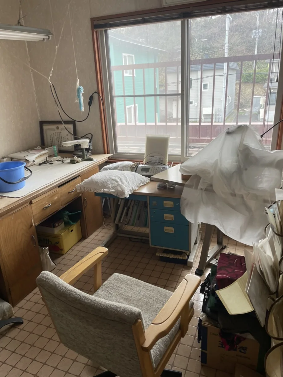 札幌市厚別区2LDKマンションのサンルームの不用品回収前の様子