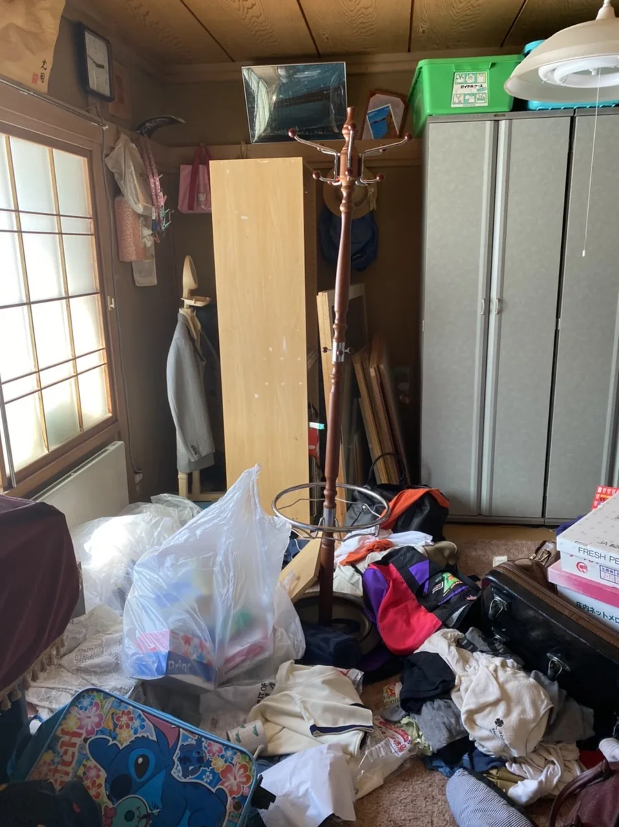 札幌市厚別区の寝室の不用品回収前（事例3）
