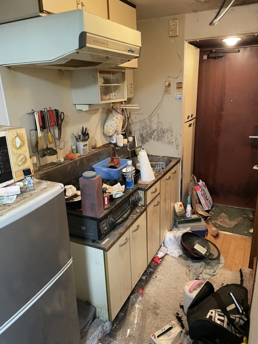 札幌市中央区3LDKマンションのキッチンの不用品回収前の様子