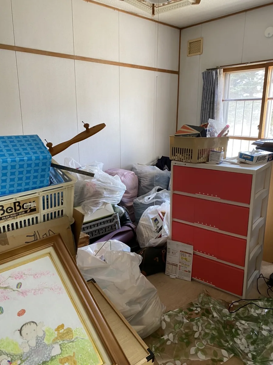 札幌市東区2LDKのリビングの不用品回収前の様子