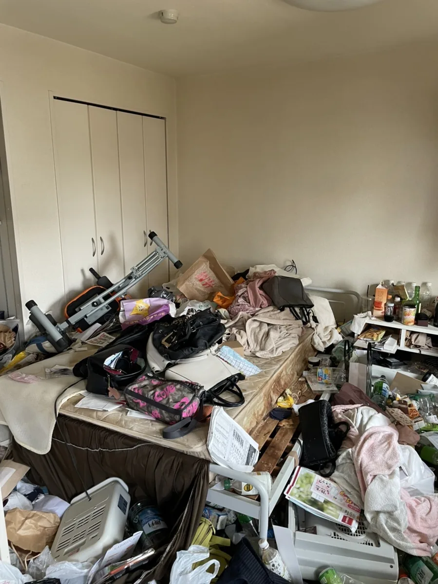 札幌市西区2LDKマンションの散乱した部屋の不用品回収前の様子