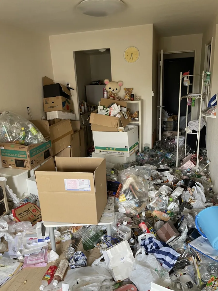札幌市白石区2LDKマンションの散乱した部屋の不用品回収前の様子