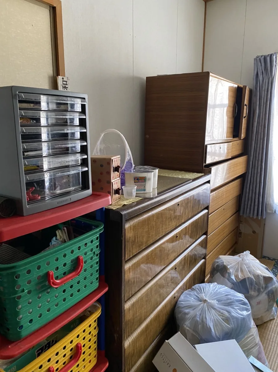札幌市豊平区1LDKの衣類散乱した部屋の不用品回収前の様子